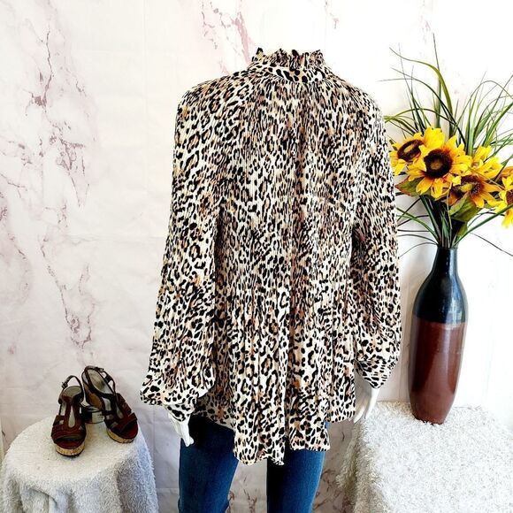 Chico's leopard print v neck blouse - Picture 7 of 9